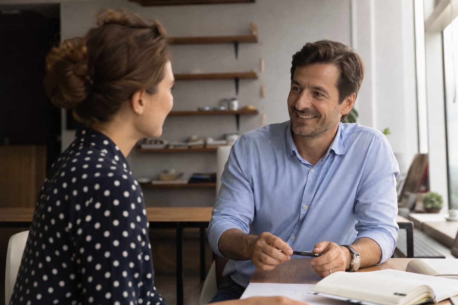 Un expert de L'Atelier des Experts en échange avec une dirigeante d'entreprise